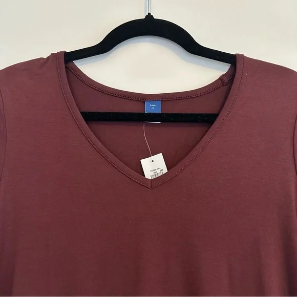 Old Navy Luxe V-Neck Everyday T-Shirt Burgundy Women’s small NWT - Picture 4 of 4